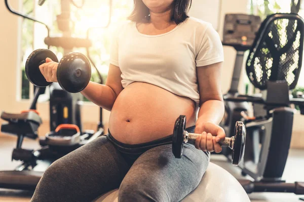 Aktif Hamile Kadın Fitness Merkezinde Egzersiz Hamile Karnında Bebek Tutan — Stok fotoğraf