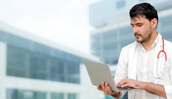 Médico usando computador portátil no hospital. — Fotografia de Stock