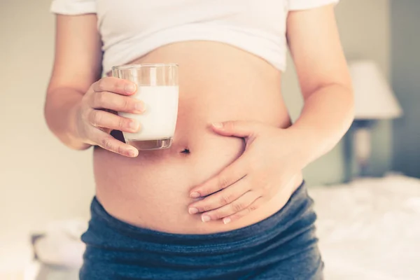 Wanita Hamil Yang Bahagia Minum Susu Gelas Saat Mengurus Anak — Stok Foto