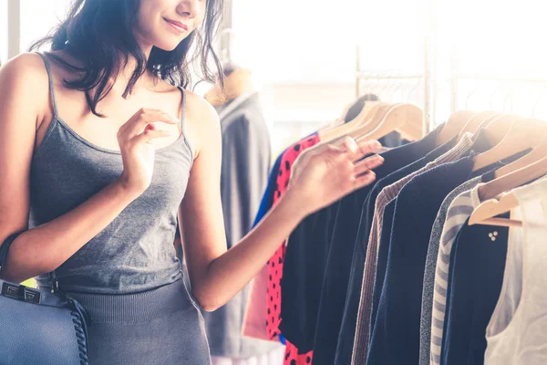 Женщина Покупает Одежду Магазине Розничной Одежды Торговом Центре Современный Стиль — стоковое фото