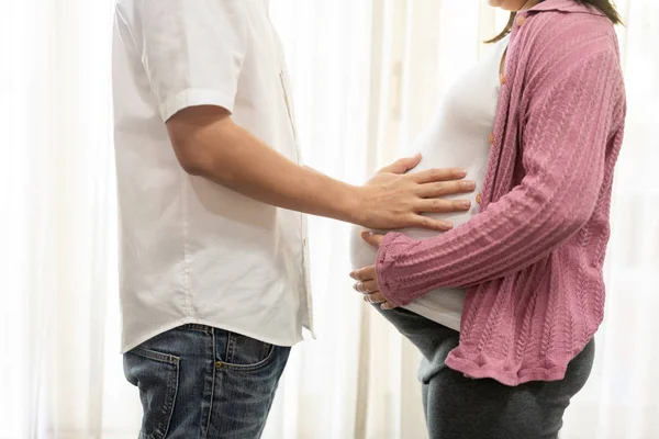 Zwangere Paar Man Vrouw Voelen Liefde Ontspannen Thuis Vader Het — Stockfoto