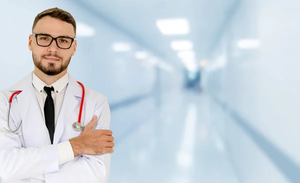 Νέος Άντρας Γιατρός Που Δουλεύει Στο Νοσοκομείο Ιατρική Περίθαλψη Και — Φωτογραφία Αρχείου