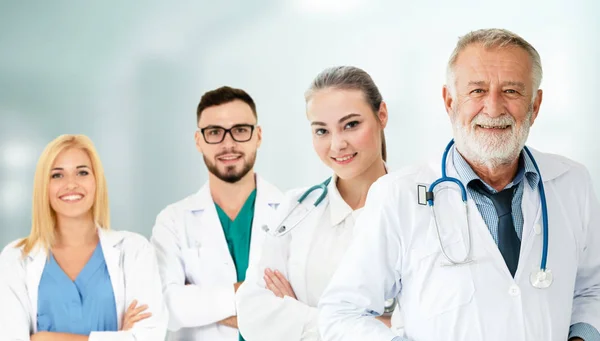 Médico que trabaja en el hospital con otros médicos . —  Fotos de Stock