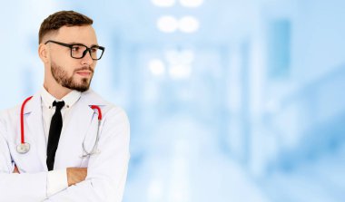 Hastanede çalışan genç erkek doktor..