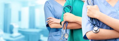 Doktor diğer doktorlar ile hastanede çalışıyor.