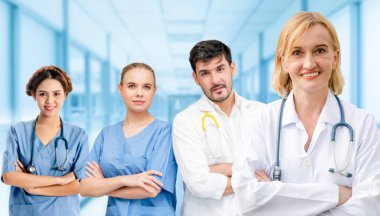 Hastane ofisinde ya da klinikte çalışan profesyonel doktor diğer doktorlar, hemşire ve cerrahlarla birlikte.. 