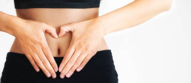 Spor giyimli kadın karında kalp hareketi yapıyor