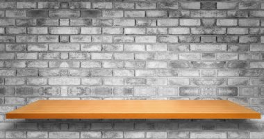 Tuğla duvar bulanıklığı arka plan önünde Ahşap masa.