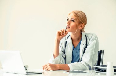 Hastanede tıbbi rapor üzerinde çalışan doktor.