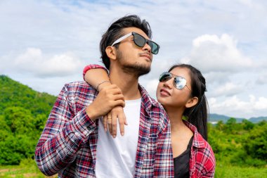 Mutlu çift tepelerde romantik bir yürüyüş.