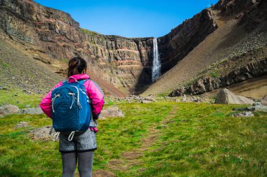 Hengifoss Şelalesi'nde gezgin yürüyüşü, İzlanda.