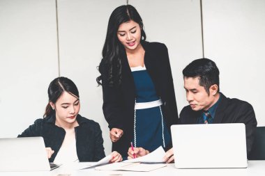 Grup toplantısındaki iş adamları ofiste çalışıyor..