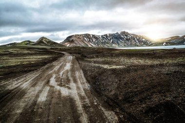 İzlanda 'nın dağlık bölgelerinde Landmanalaugar Yolu.