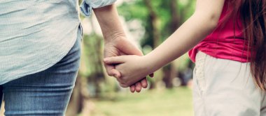 Mutlu anne ve parkta küçük çocuk kızı.