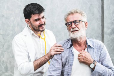 Kıdemli hasta hastanede doktor ziyaret.