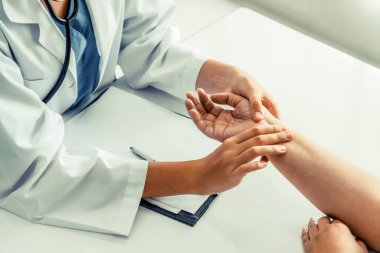 Kadın Doktor ve Kadın Hasta Hastane Ofisinde