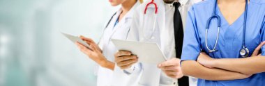 Doktor diğer doktorlar ile hastanede çalışıyor.