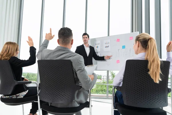 Empresarias y empresarios en reunión de grupo. — Foto de Stock