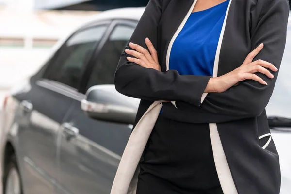 Mujer de negocios de confianza de pie junto al coche. — Foto de Stock