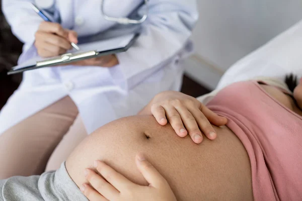Schwangere und Frauenärztin im Krankenhaus — Stockfoto