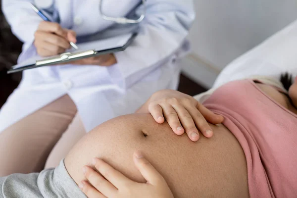 Donna incinta e ginecologo medico presso l'ospedale — Foto Stock