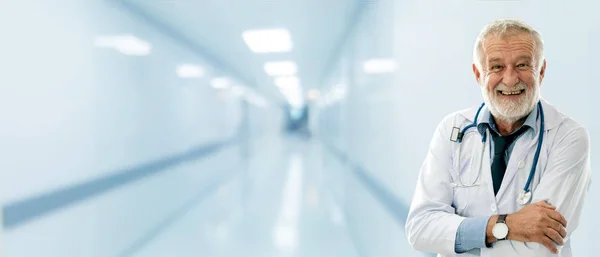 Senior male doctor working at the hospital. — Stock Photo, Image