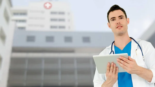 Médico usando tablet no hospital. — Fotografia de Stock