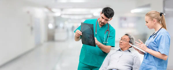 Cirurgião que trabalha com enfermeiro e paciente no hospital — Fotografia de Stock