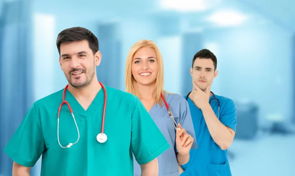 Arzt arbeitet im Krankenhaus mit anderen Ärzten zusammen. — Stockfoto