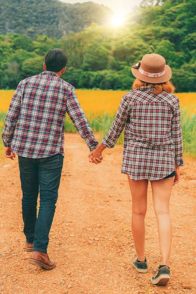 Ευτυχισμένο ζευγάρι κάνει μια ρομαντική βόλτα στους λόφους. — Φωτογραφία Αρχείου