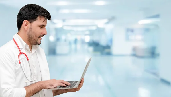 Doctor usando computadora portátil en el hospital. — Foto de Stock