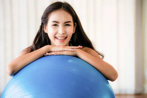 Mujer joven pilates ejercicio con pelota de fitness . —  Fotos de Stock