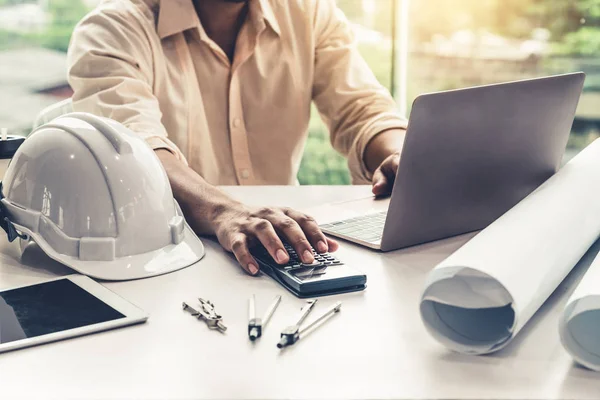 Joven arquitecto o ingeniero que trabaja en el escritorio . — Foto de Stock