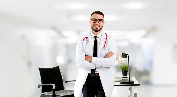 Guapo médico de pie en la oficina del hospital . — Foto de Stock