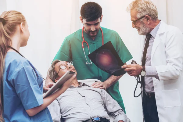 Doctor team werken met x ray filmbeeld van de patiënt. — Stockfoto