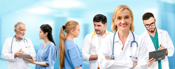 Doctor working in hospital with other doctors. — Stock Photo, Image