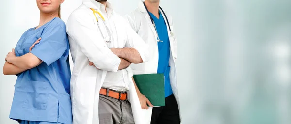 Врач, работающий в больнице с другими врачами . — стоковое фото