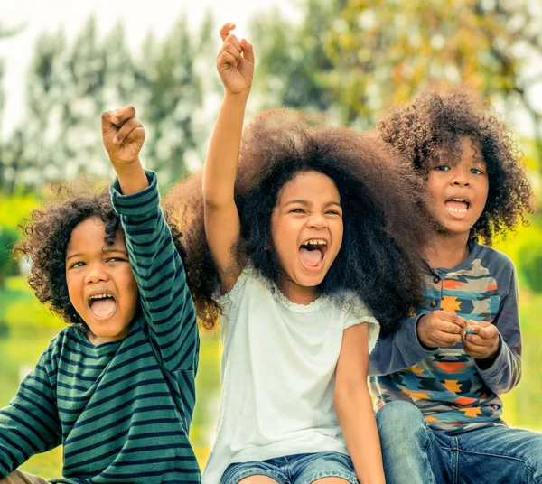 Счастливые Афроамериканские Мальчики Девочки Играют Детской Площадке Школе Концепция Детской — стоковое фото