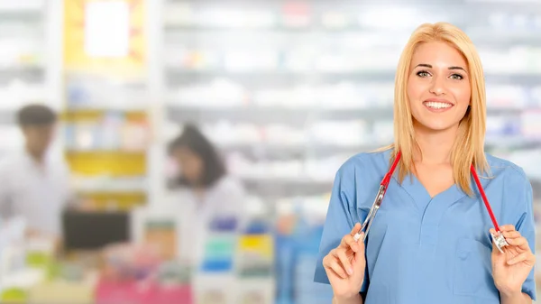 Farmacéutica mujer trabajando en farmacia . — Foto de Stock