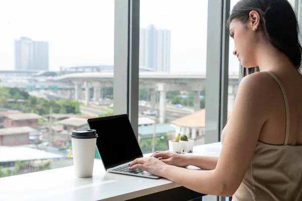 Femme d'affaires utilisant un ordinateur portable au café . — Photo