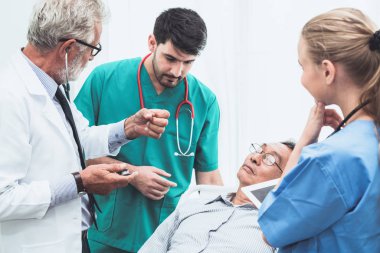 Doktor ekibi kıdemli yetişkin hasta bakımı.