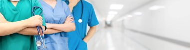Doktor diğer doktorlar ile hastanede çalışıyor.