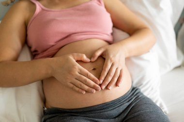 Mutlu hamile bir kadın ve evde bebek bekliyor..