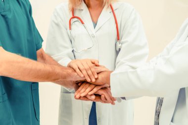 Tıbbi hizmet çalışması - Doktor, cerrah ve hemşire birleştirmek el ele tutusun.
