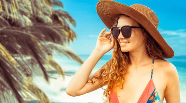 Yaz tatilinde sahilde mutlu genç kadın.