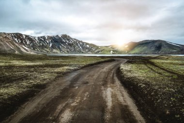 İzlanda 'nın dağlık bölgelerinde Landmanalaugar Yolu.