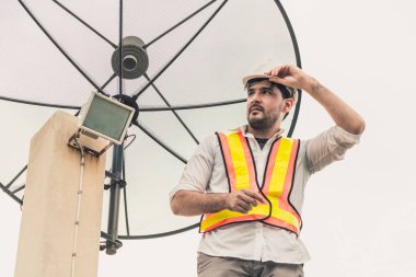 Uydu çanağı ile çalışan teknisyen veya mühendis