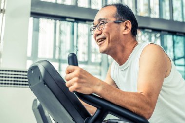 Fitness merkezinde koşu bandı üzerinde Kıdemli adam egzersiz