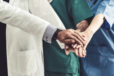 Sağlık çalışanları grubu hastanede birlikte çalışıyor