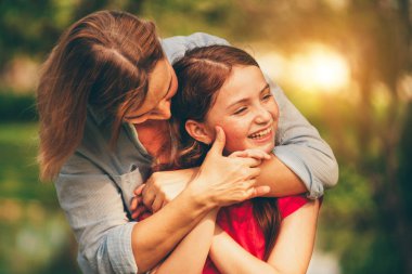 Rahat mutlu anne ve küçük çocuk kız açık havada genel Park. Ebeveyn ve çocuk kavramı.